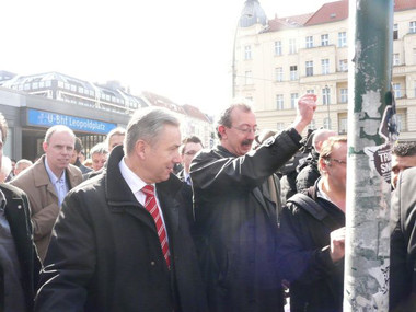 Bürgermeister Hanke führt Wowereit durch den Kiez.