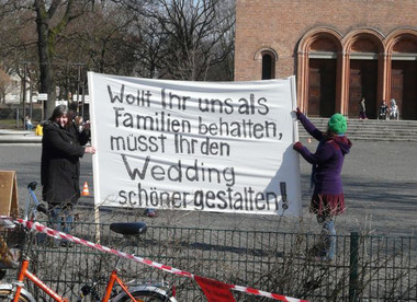 Bürger demonstrieren gegen die Situation auf dem Leopoldplatz