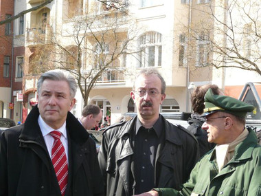 Wowereit im Gespräch mit Herrn Nopper und Polizei.