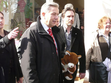 Der Oberbürgermeister mit einem Teddybären